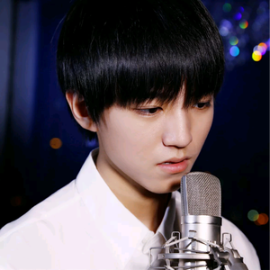 公交车被多人伦㢨吃
