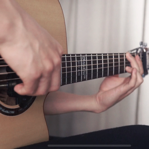 公交车被多人伦㢨吃
