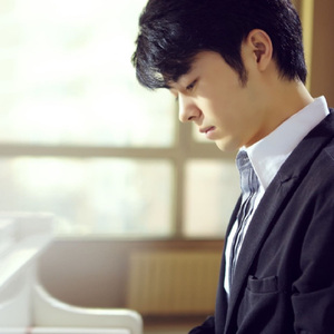 公交车被多人伦㢨吃
